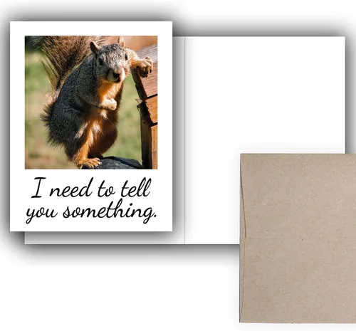 Articulate Squirrel - Tarjeta de felicitación divertida – Interior en blanco – Necesito decirte algo – 1 tarjeta – Sobre de papel kraft