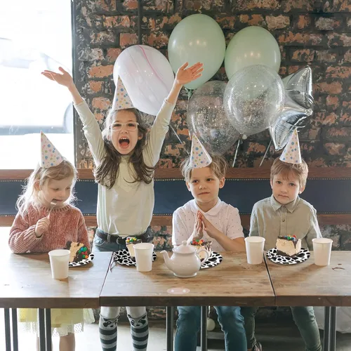 Miniatura 4 de 120 piezas de suministros para fiesta de cumpleaños con estampado de vaca marrón, vajilla de papel desechable con platos y servilletas de 7 pulgadas