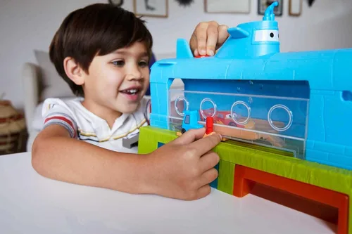Miniatura 2 de Mattel Disney y Pixar Cars Toys, Submarine Car Wash Playset con cambio de color Lightning McQueen Toy Car, juego acuático