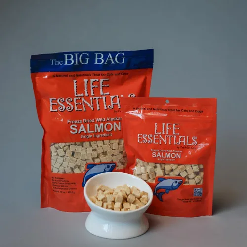 Miniatura 4 de Life Essentials by Cat-Man-Doo Salmón - Paquete de 2 bolsas de 5 onzas Golosinas liofilizadas de salmón para gatos y perros Saludables, de un