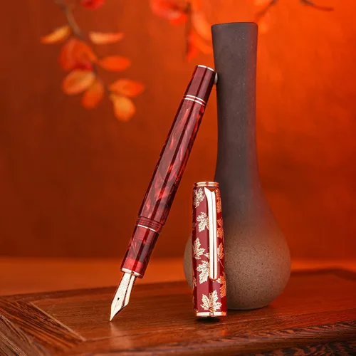 Miniatura 7 de HONG DIAN N8 - Pluma estilográfica de resina acrílica roja, con punta media de iridio, detalle en oro rosa, tapa tallada en hoja de arce, pluma