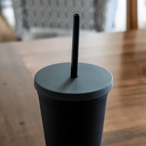 Miniatura 7 de STRATA CUPS Vasos clásicos negros con tapas (paquete de 12) – Vasos acrílicos de colores de 16 onzas con tapas y pajillas, vasos a granel