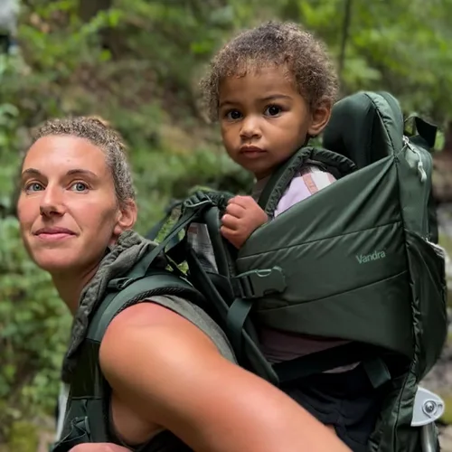 Miniatura 2 de Vandra™ Forest - Mochila portadora de bebé escandinavo de senderismo - Gravity Lock™ marco de carcasa dura - Portabebés nido para niños pequeños