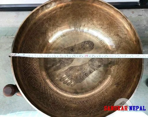 Miniatura 2 de Cuenco grande para cantar - 53 cm de diámetro - Cuenco para pies para estar de pie grabado por artesanos de Nepal - Para sanación, baño de sonido