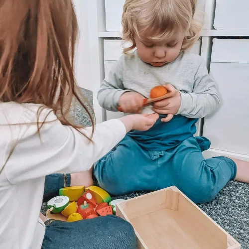 Miniatura 8 de Bigjigs Toys Caja de madera para cortar frutas con tabla de cortar y cuchillo - Juguetes de comida para jugar