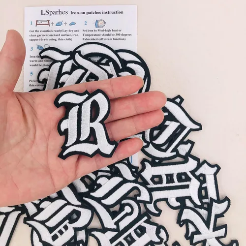Miniatura 3 de Parches de letras góticas blancas en inglés antiguo termoadhesivas A-Z de 2" bordadas, transferencia térmica/cosidas, alfabeto vintage en fieltro