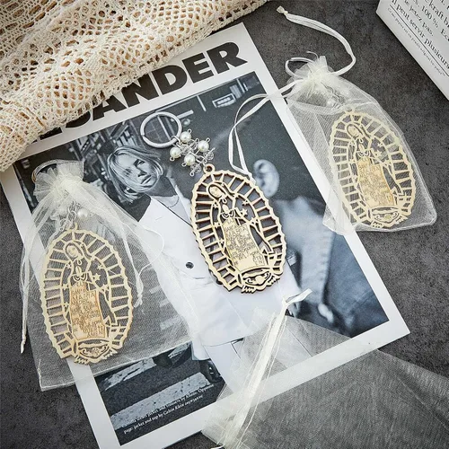 Miniatura 5 de Hicarer Llavero de madera con diseño de bautismo Nuestra Señora de Guadalupe con bolsas de regalo de organza para bautismo, bautizo, comunión