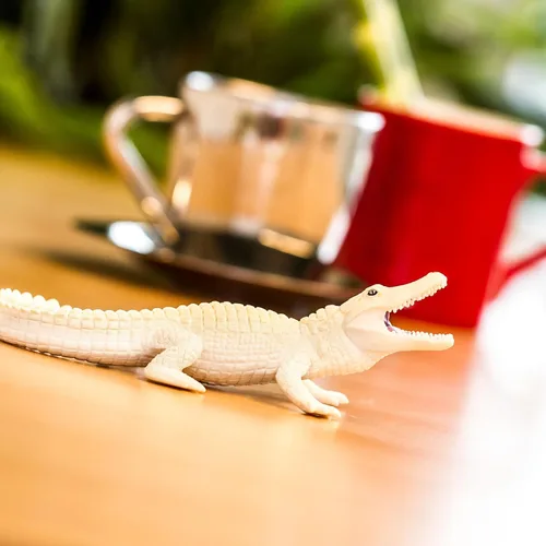 Miniatura 5 de Safari Ltd. Figura de cocodrilo blanco – Figura realista de vida silvestre pintada a mano de 6 pulgadas – Juguete educativo para niños, niñas