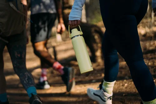 Miniatura 10 de CamelBak Thrive Chug - Botella de agua aislada de acero inoxidable, color negro, 20 onzas