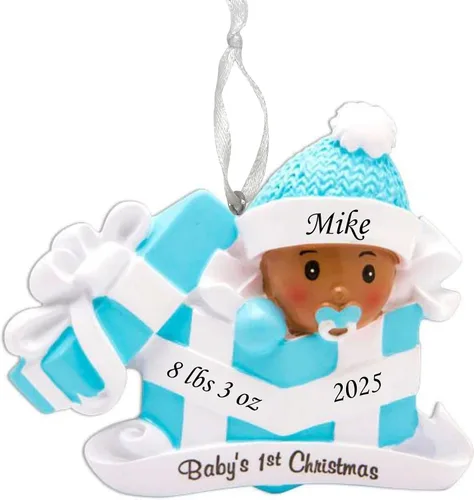 Adorno de la primera Navidad del bebé 2025 – Bebé niño en el presente – Recuerdo personalizado de vacaciones – Adorno personalizado de mi primera