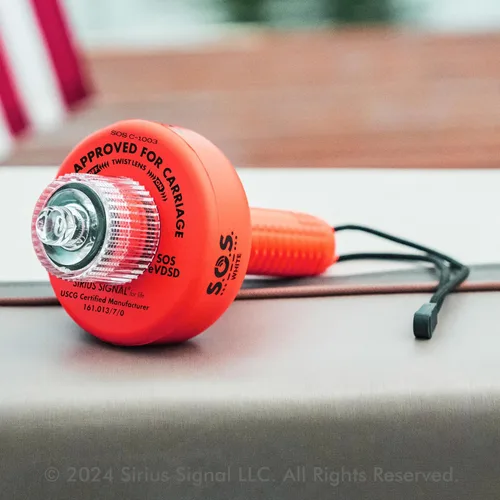 Miniatura 9 de Sirius Signal C-1003 SOS - Señal de socorro LED, reemplazo electrónico de llamarada, aprobado por USCG, incluye bandera diurna y silbato Señal SOS