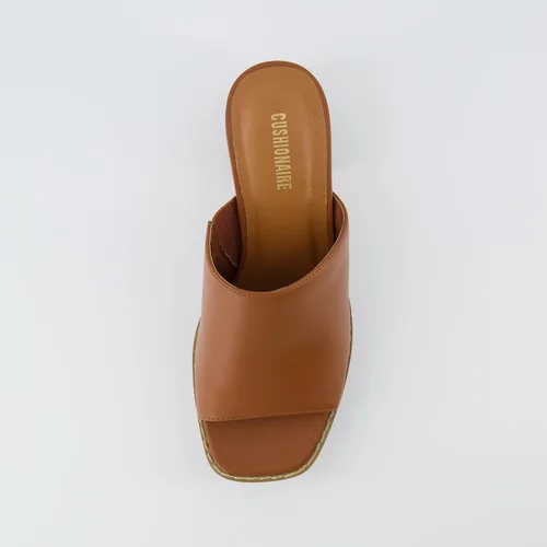 Miniatura 6 de CUSHIONAIRE Sandalia Keeper suave de una banda de tacón + espuma viscoelástica, anchos disponibles, whisky 11 W, whisky