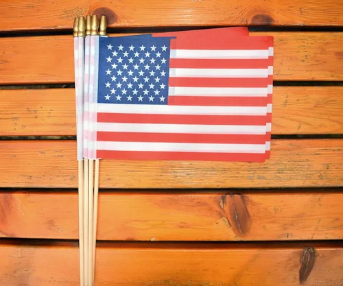 Miniatura 5 de Paquete de 25 banderas pequeñas de Estados Unidos en palo de mano para decoración del 4 de julio