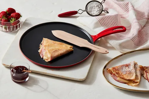 Miniatura 7 de Le Creuset Sartén Crepe Redonda Tradicional de Hierro Fundido Esmaltado, 10.25 Pulgadas, Alcachofa
