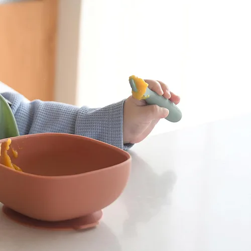 Miniatura 7 de BEABA Juego de 2 cucharas de silicona para bebés de 4 a 8 meses, cucharas de silicona ultra suaves para ayudar con la autoalimentación, diseñadas