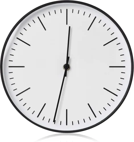 RCA RCWC10BW - Reloj de pared redondo de 10 pulgadas, color negro. Reloj de pared decorativo, precisión de cuarzo a pilas, reloj de pantalla grande