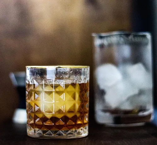 Miniatura 5 de Amehla Co. Gold Rimmed Whiskey Rocks - Juego de vasos de cóctel 10 onzas el juego de vasos perfecto para whisky, bourbon, cócteles antiguos