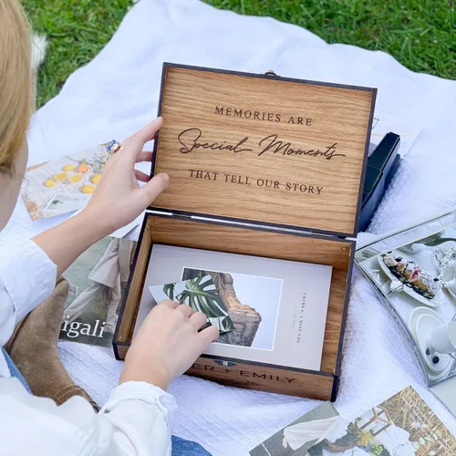 Miniatura 3 de Caja de Recuerdos Personalizada de Madera con Candado para Bodas, Regalo para Él, Ella, Novio, Novia, Parejas, Aniversario Hombres Mujeres (Roble)