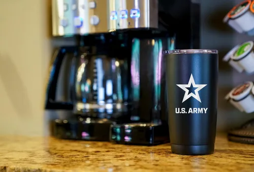 Miniatura 3 de Military Gift Shop Vaso de 20 onzas del ejército estadounidense, taza de café de acero aislado de doble pared con tapa y vaso de 20 onzas