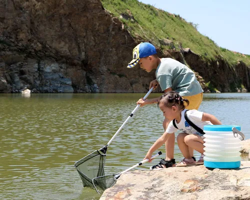 Miniatura 7 de YVLEEN Red de pesca para niños para lagos, redes de minnow para niños, mango telescópico plegable de aluminio para caña de pescar y malla de nailon