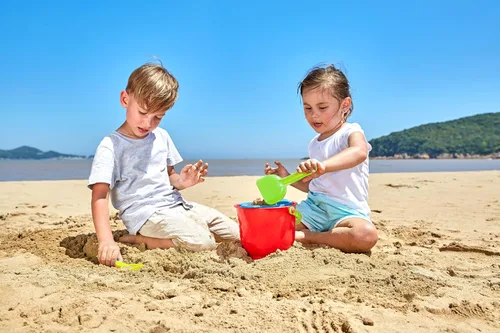 Miniatura 4 de Hape Beach Basics - Juego de juguetes de arena, incluye tamiz de cubo, rastrillo y pala, juguetes de arena para niños de 18 meses y más