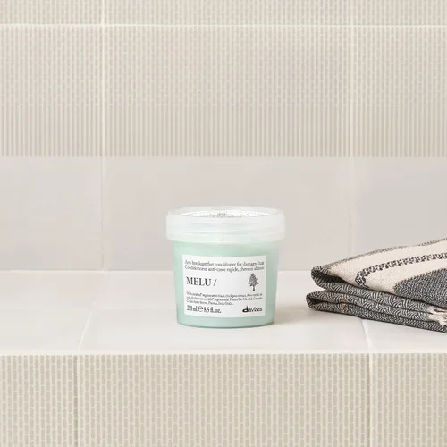 Miniatura 4 de Davines MELU/Conditioner, Anti-Breakage & Fortifying Formula for Long or Damaged Hair - Smooths Split Ends with Black Chickpea - Lightweight
