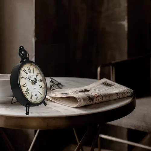 Miniatura 4 de HZDHCLH Reloj de mesa vintage, funciona con pilas, reloj de repisa retro para sala de estar, chimenea, reloj de escritorio de metal silencioso