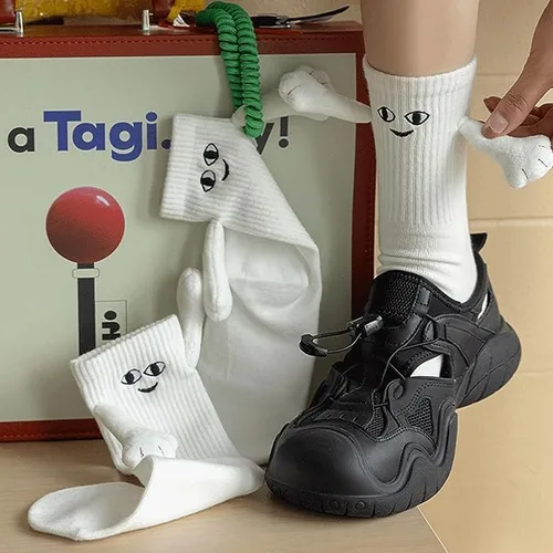 Miniatura 5 de Lucakuins Calcetines de mano divertidos Novlty Parejas Magnéticos Tomados de las Manos Calcetines Unisex 3D Muñeca Medio Tubo Mano en Calcetines