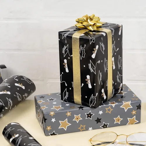 Miniatura 5 de WRAPAHOLIC Papel de regalo reversible de graduación, mini rollo, 17 pulgadas x 33 pies, tapa de zanjadora dorada negra y estrellas para fiestas