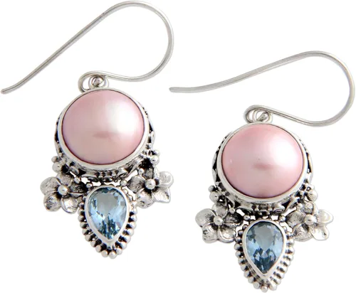 NOVICA Aretes artesanales hechos a mano con perlas cultivadas de agua dulce y topacio azul, plata de ley 925, diseño floral de Indonesia blanca,