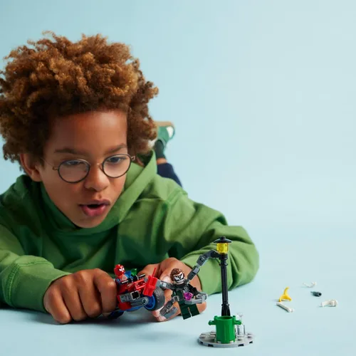 Miniatura 2 de LEGO Marvel Motorcycle Chase: Spider-Man vs. Doc Ock, juguete de construcción para niños con tiradores y lanzadores de red, 2 minifiguras de Marvel