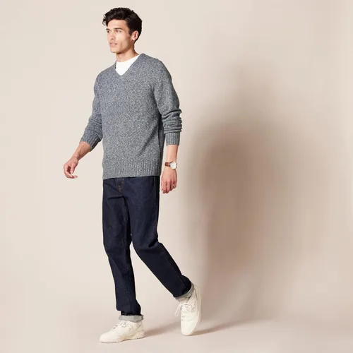 Miniatura 5 de Tienda Essentials Suéter de manga larga con cuello en V suave para hombre