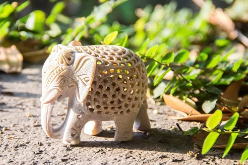 Miniatura 4 de Figura de esteatita de elefante de la suerte con elefante en estatua del vientre, 4 pulgadas, hecha a mano en Jali o calado de un solo bloque