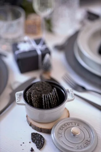 Miniatura 2 de Staub Mini cocotte redondo de hierro fundido .25 cuartos de galón - Trufa blanca, fabricado en Francia blanco (White Truffle)