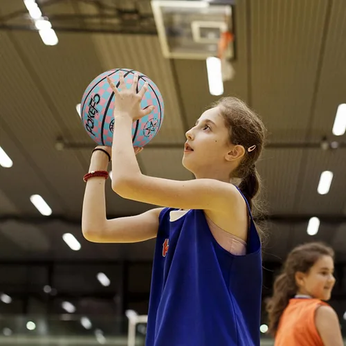 Miniatura 3 de Baloncesto para niños y jóvenes tamaño 5 (27.5") de goma premium para interiores y exteriores para niños y niñas, impermeable para juegos en el Azul