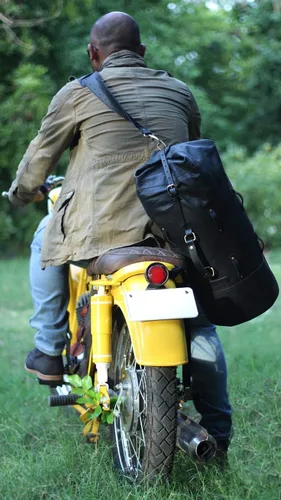 Miniatura 19 de Bolsa de lona para motocicleta de cuero genuino de grano completo resistente de inspiración militar Alforja Bolsa de fin de semana Con correas