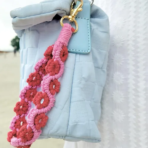 Miniatura 4 de Correa de muñeca bohemia de macramé para teléfono, cordón para teléfono celular con pestaña de amarre, dije de llavero, cadena de teléfono Flores