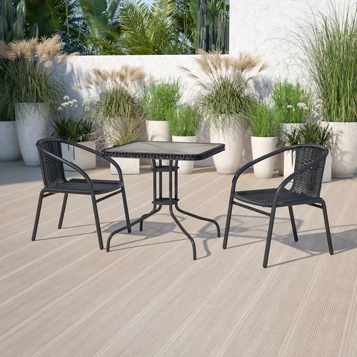 Miniatura 2 de Flash Furniture Lila Mesa Cuadrada de Vidrio y Metal de 28'' con Bordes de Ratán Negro y 2 Sillas Apilables de Ratán Negro