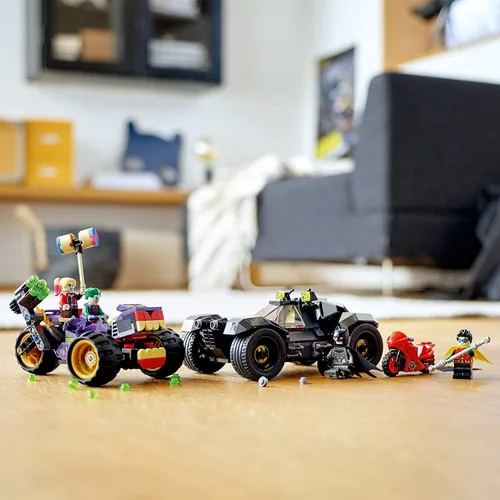 Miniatura 6 de LEGO DC Batman Joker's Trike Chase 76159 Super-Hero - Juego de autos y motocicletas, mini juguete de disparo para fanáticos de Batman, Robin, The