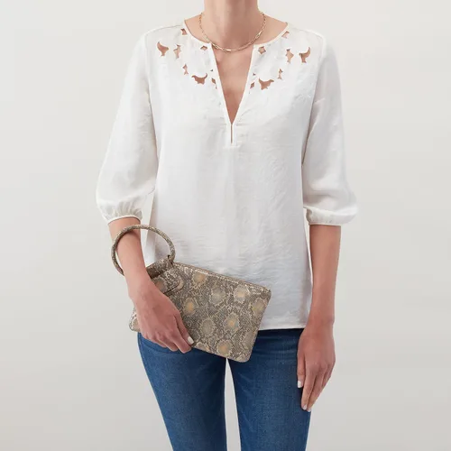 Miniatura 2 de HOBO Sable - Bolsa de muñeca para mujer, construcción de cuero pulido con correa de muñeca circular, bolsa práctica y compacta
