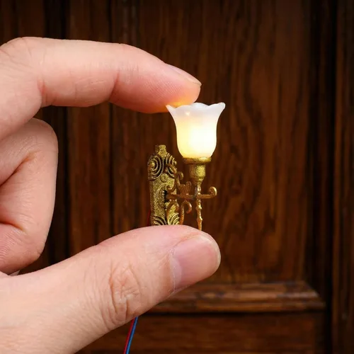 Miniatura 7 de Yardwe 4 luces LED de pared en miniatura, mini apliques a escala 1:87, lámparas de micro paisaje amarillo cálido, luces de modelo ABS dorado