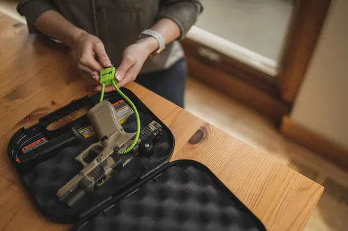 Miniatura 6 de Lockdown Candado para pistola de cable de 15 pulgadas con diseño aprobado por el Departamento de Justicia de California y candado con llave