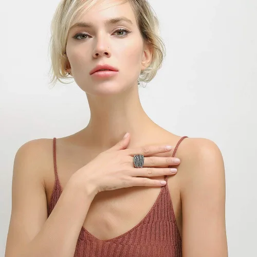 Miniatura 7 de Mytys Anillos llamativos para mujer con circonitas negras, diseño ondulado, anillo de banda ancha vintage