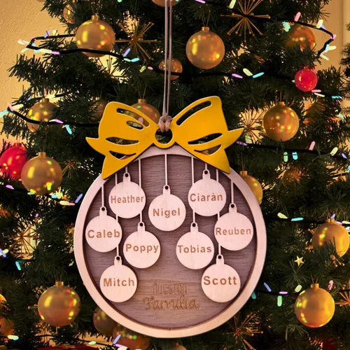 Miniatura 10 de Adorno de Navidad familiar personalizado 2023, adornos de madera para árbol de Navidad con cuerda pequeña, de 1 a 10 nombres personalizados
