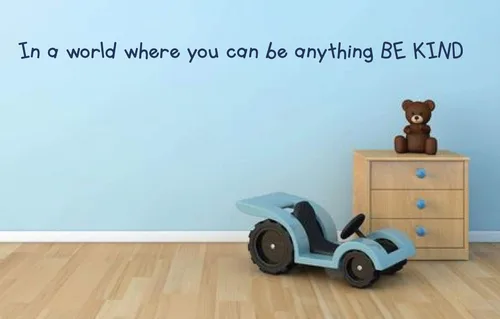 In a World Where You Can Be Anything Be Kind, calcomanía de vinilo para el hogar o el aula, perfecta para dormitorio, sala de juegos o aula, tamaños