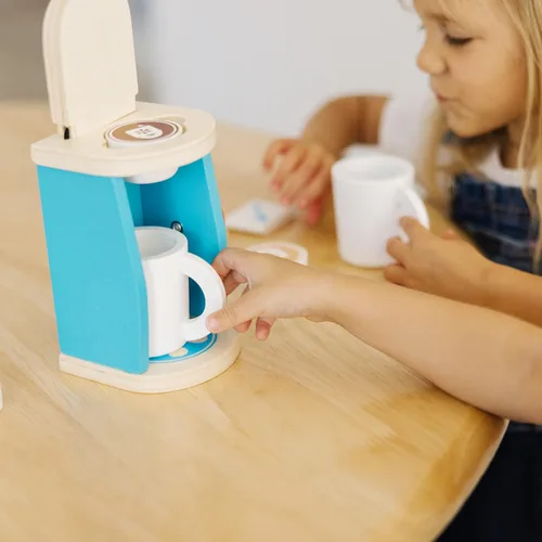 Miniatura 7 de Melissa & Doug Juego de cafetera de madera para preparar y servir de 11 piezas, accesorios de cocina, accesorios de cocina para niños, juego