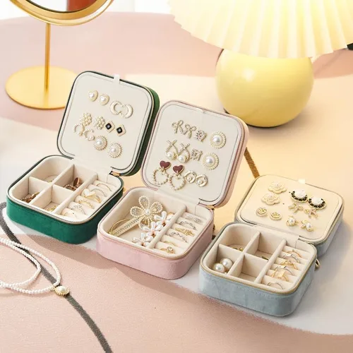 Miniatura 4 de EXUBERTREE Caja de almacenamiento de joyería de viaje de terciopelo de felpa, organizador de joyas de viaje para aretes y anillos, organizador