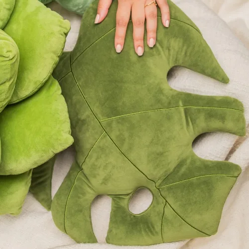 Miniatura 2 de Green Philosophy Co. Almohada de hojas de Monstera - Tierra Musgosa - Almohada de felpa grande y suave con forma de planta para sofá, cama o rincón