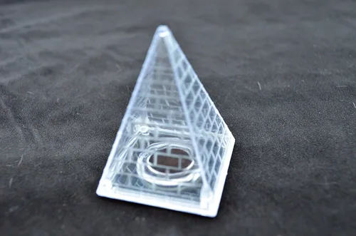 Miniatura 2 de C&H Solutions Pájaro de equilibrio lindo del cuerpo amarillo del ala plateada con el soporte del triángulo transparente