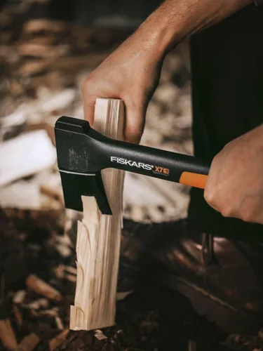 Miniatura 13 de Hacha de cortar Fiskars XS X7, incluye estuche de almacenamiento y transporte, longitud: 35.5 cm, revestimiento antiadherente, hoja de acero de alta